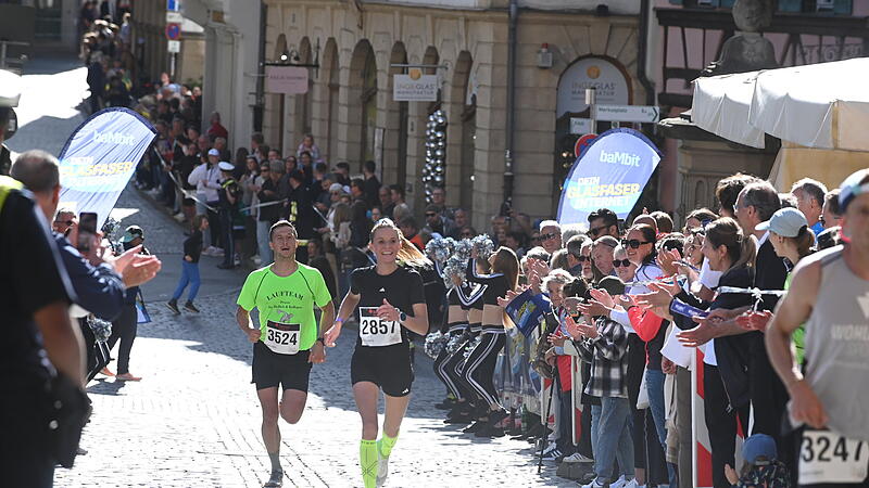 Am Alten Rathaus war an der Strecke nat&uuml;rlich besonders viel los. Die sch&ouml;nsten Fotos vom Halbmarathon, dem Sparkassen-Lauf, gibt es in unserer Bildergalerie zum Durchklicken.