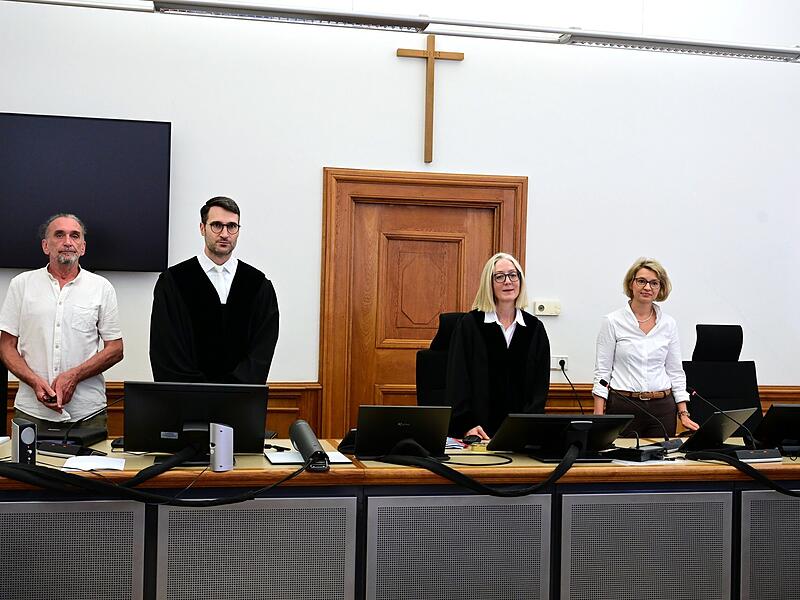 Die Zweite Jugendschutz-Kammer mit den Richtern Martin Fuchs und Marion Schmidt, sowie zwei Sch&ouml;ffen.