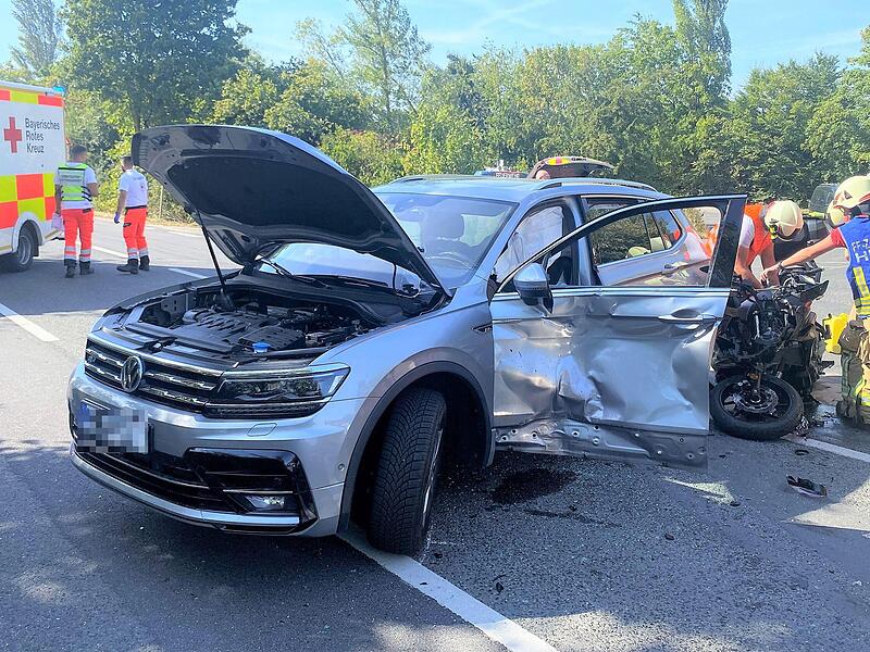 Ein Autofahrer hatte bei einem Wendemanöver am Donnerstag bei Zeil offenbar einen Motorradfahrer übersehen. Die Fahrzeuge stießen zusammen. Beide Beteiligte wurden bei den Unfall schwer verletzt.