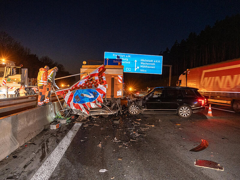 Land Rover kracht in Warnanh&auml;nger: Fahrer mittelschwer verletzt &ndash; Mindestens 100.000 Euro SchadenLandrover Warnanh&auml;nger A3