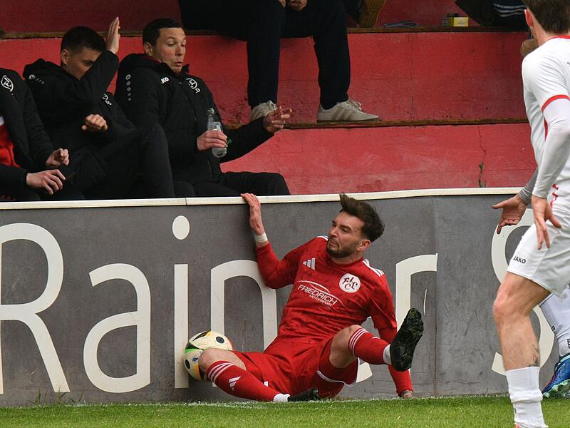 Endstation Bande war f&uuml;r den Lichtenfelser Kevin Kleylein nach einem Zweikampf.