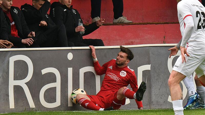 Endstation Bande war f&uuml;r den Lichtenfelser Kevin Kleylein nach einem Zweikampf.