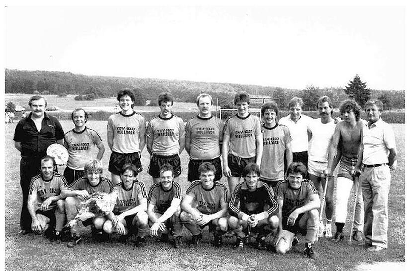 Unser Bild zeigt die Meistermannschaft vom TSV Wollbach in der Saison 1982/83 mit Abteilungsleiter Friedel Heckert (hinten, von links), Spielertrainer Gerhard Kirchner, Thomas Söder, Hermann Metz, Anton Heckert, Kurt Markart, Udo Schmitt, Reinhold...