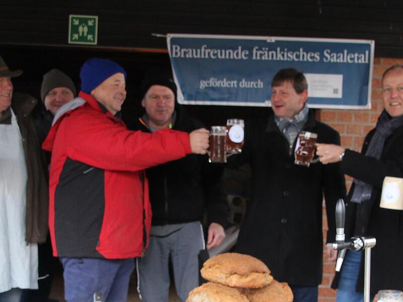 Das erste selbstgebraute Bier ist trinkfertig und wird ausgeschenkt. Das lassen sich die Tester nicht zweimal sagen (von links) Marcel Kraus, Stefan Federlein, Engelbert Denk, Markus Dittmaier, Alfred Greubel, Michael Weth, Allianz-Manger Holger B...