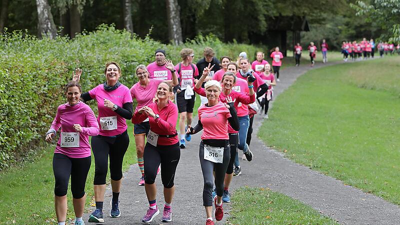 Laufen beim Pinklauf in Bad Brückenau macht offensichtlich glücklich. Und die Spendensumme kann sich sehen lassen.