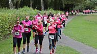 Laufen beim Pinklauf in Bad Brückenau macht offensichtlich glücklich. Und die Spendensumme kann sich sehen lassen.