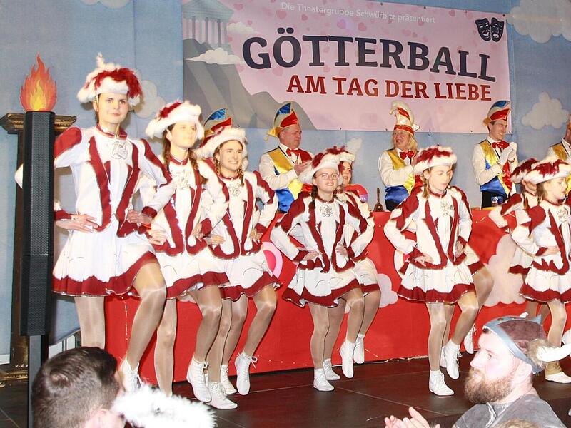 Die &bdquo;Funkensterne&ldquo; aus Wei&szlig;enbrunn pr&auml;sentierten einen herzerfrischenden Gardetanz.