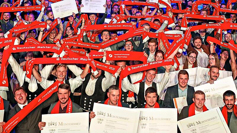 Gro&szlig; war die Freude der erfolgreichen Absolventen bei der Feier in der Oberfrankenhalle.Handwerkskammer