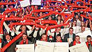 Gro&szlig; war die Freude der erfolgreichen Absolventen bei der Feier in der Oberfrankenhalle.Handwerkskammer