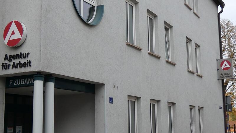 IT oder Büro – dahin zieht es die jungen Leute, Berufe, die ihnen unattraktiv erscheinen, steuern sie nicht an. Die Agentur für Arbeit bewegt sich bei der Vermittlung von Ausbildungsstellen auf einem Parkett, dass sich 2017 zu entwickeln begann. IT oder Büro – dahin zieht es die jungen Leute, Berufe, die ihnen unattraktiv erscheinen, steuern sie nicht an. Die Agentur für Arbeit bewegt sich bei der Vermittlung von Ausbildungsstellen auf einem Parkett, dass sich 2017 zu entwickeln begann.