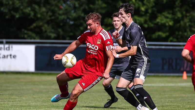 Der Johannisthaler Nico Friedlein (rot), Torsch&uuml;tze zum 0:1, wird bei der Ballannahme von Nico Sch&ouml;del angegriffen.