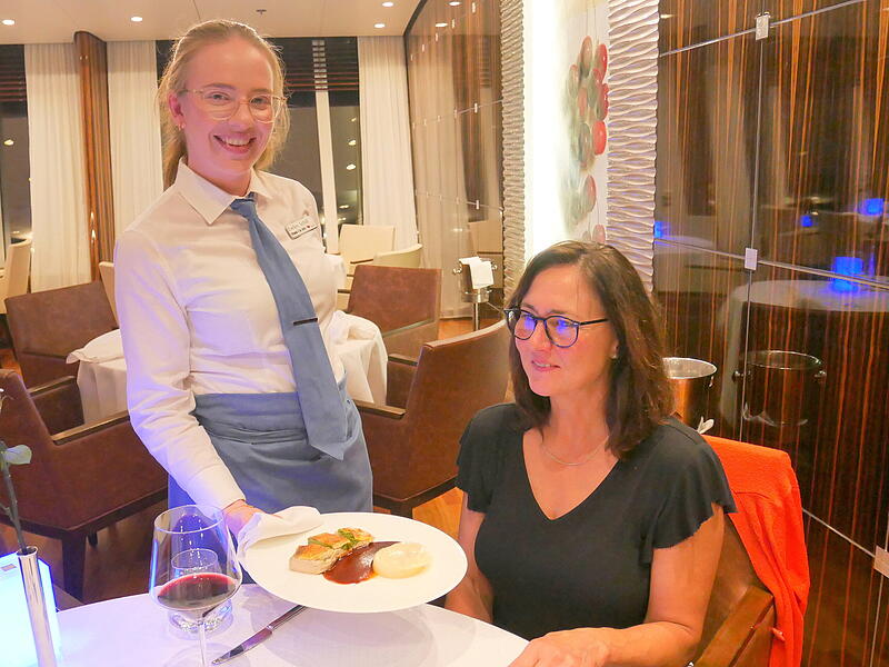 Im eleganten Restaurant Rossini lassen sich die G&auml;ste gerne von Evelyn Schill (links) verw&ouml;hnen.