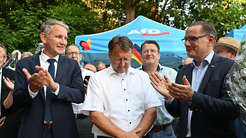 Der neue Landrat Robert Sesselmann mit AfD-Rechtsau&szlig;en Bj&ouml;rn H&ouml;cke (l.) und Parteichef Tino Chrupalla (r.).