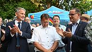 Der neue Landrat Robert Sesselmann mit AfD-Rechtsau&szlig;en Bj&ouml;rn H&ouml;cke (l.) und Parteichef Tino Chrupalla (r.).