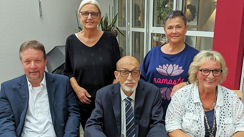Der in seinem Amt bestätigte Bad Kissinger VdK-Ortsvorstand mit (von links) Schriftführer Thomas Menz, VdK-Kreisgeschäftsführerin und Wahlleiterin Michaela Metz, Ortsvorsitzender Helmut Beck, Kassiererin Marianne Wild und stellvertretende Ortsvors...