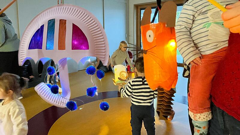 Laternenfest im Trockenen statt Umzug bei Regen und Wind. Die Kleinsten pr&auml;sentierten stolz ihre Laternen, viele selbst gebastelt und sch&ouml;n anzusehen.