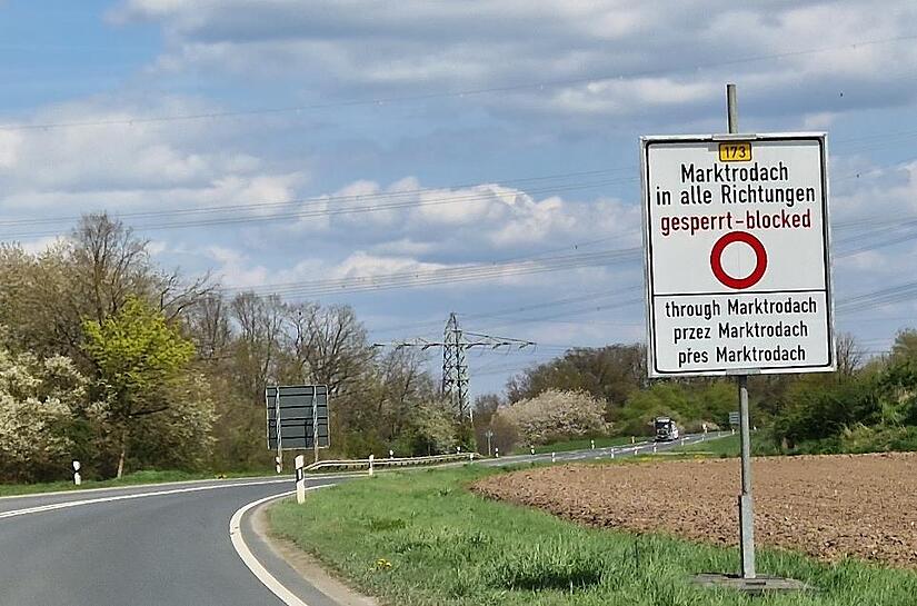 Die Schilder bleiben wohl noch länger stehen: Die B173 muss noch ein paar Tage länger gesperrt bleiben.