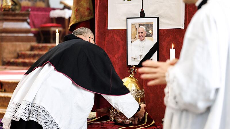 Papstkrone wird in Münchner Kirche entfernt