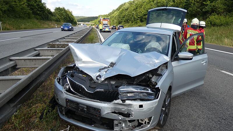 Der Skoda wurde bei einem Unfall auf der A70 am Montag stark beschädigt. Ein weiterer Unfallbeteiligter flüchtete nach dem Crash.