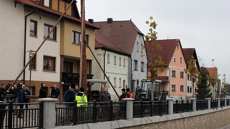 Durch Dorferneuerung und neue Stra&szlig;enf&uuml;hrung wurde die Ortsmitte von Wachenroth total umgestaltet. Am Wochenende wollten die Kerwasburschen wissen, ob sich der neue Dorfplatz f&uuml;r das Aufstellen eines Kirchweihbaums eignet. Die Kerwasfichte (von der Kirchweih Anfang Oktober) wurde daf&uuml;r zur Probe auf dem neuen Platz aufgestellt.