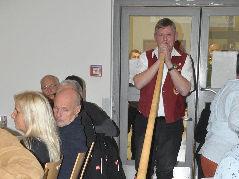 Aus der Abteilung Holz: Elmar Schneidawind mit seinem Alphorn.