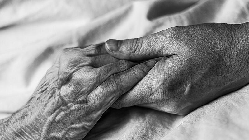 Sterbehilfe kann bei unheilbar kranken Menschen in aussichtslos erscheinenden Situationen zum Thema werden.