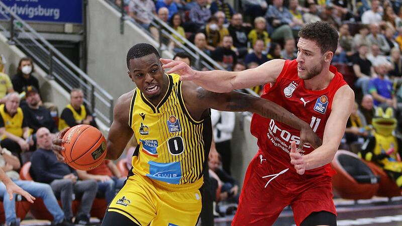 Auf dem Weg zum Korb lie&szlig; sich der Ludwigsburger Isaiah Whitehead (l.) weder von Kevin Wohlrath (r.) noch von Jaromir Bohacik, dem er schnell zwei Fouls anh&auml;ngte, stoppen.