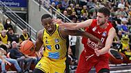 Auf dem Weg zum Korb ließ sich der Ludwigsburger Isaiah Whitehead (l.) weder von Kevin Wohlrath (r.) noch von Jaromir Bohacik, dem er schnell zwei Fouls anhängte, stoppen. Auf dem Weg zum Korb ließ sich der Ludwigsburger Isaiah Whitehead (l.) weder von Kevin Wohlrath (r.) noch von Jaromir Bohacik, dem er schnell zwei Fouls anhängte, stoppen.