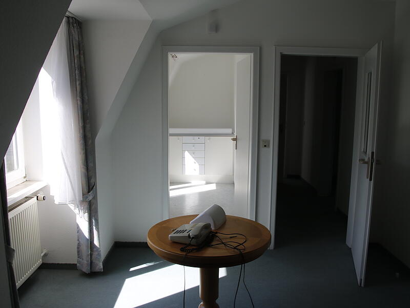 Blick auf das Zimmer, in dem früher den Mitarbeiterinnen und Mitarbeitern immer Blut abgenommen wurde.Schweizerhaus Café Blick auf das Zimmer, in dem früher den Mitarbeitern immer Blut abgenommen wurde.
