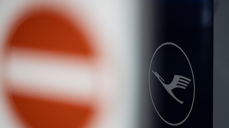 Blick auf ein Lufthansa-Logo am Frankfurter Flughafen