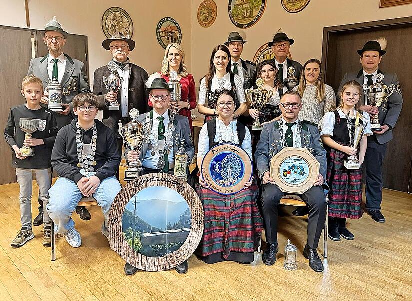 Dies sind die Majest&auml;ten und Pokalgewinner 2026 der Pinzberger Bavaria-Sch&uuml;tzen.
