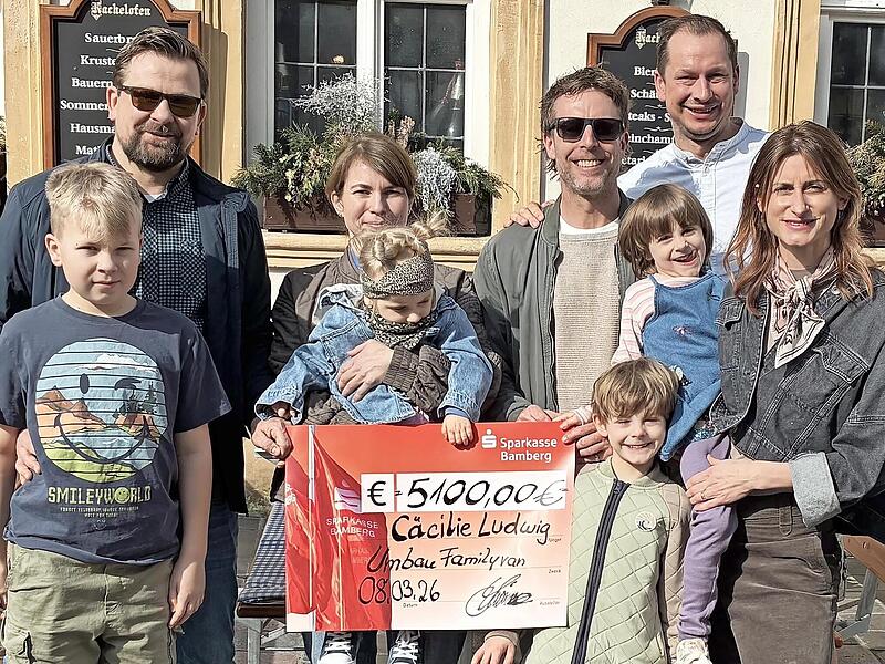 Die Familie Ludwig-Podewski mit C&auml;cilie nahm den Scheck entgegen; mit auf dem Bild sind die Familie Feldner mit Karina von Premiumpartner Friseur Scharf sowie Christian, der sp&auml;testens mit seinem Song &bdquo;Hallo Bamberg&ldquo; Kultstatus erreicht hat, und K...