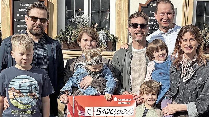 Die Familie Ludwig-Podewski mit C&auml;cilie nahm den Scheck entgegen; mit auf dem Bild sind die Familie Feldner mit Karina von Premiumpartner Friseur Scharf sowie Christian, der sp&auml;testens mit seinem Song &bdquo;Hallo Bamberg&ldquo; Kultstatus erreicht hat, und K...