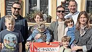 Die Familie Ludwig-Podewski mit C&auml;cilie nahm den Scheck entgegen; mit auf dem Bild sind die Familie Feldner mit Karina von Premiumpartner Friseur Scharf sowie Christian, der sp&auml;testens mit seinem Song &bdquo;Hallo Bamberg&ldquo; Kultstatus erreicht hat, und K...