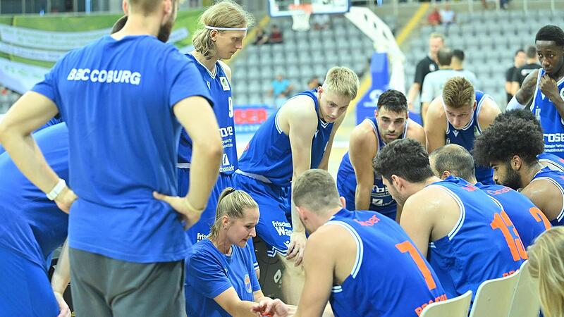 BBC-Cheftrainerin Jessica Miller gibt ihrem jungen Team in einer Auszeit Anweisungen.