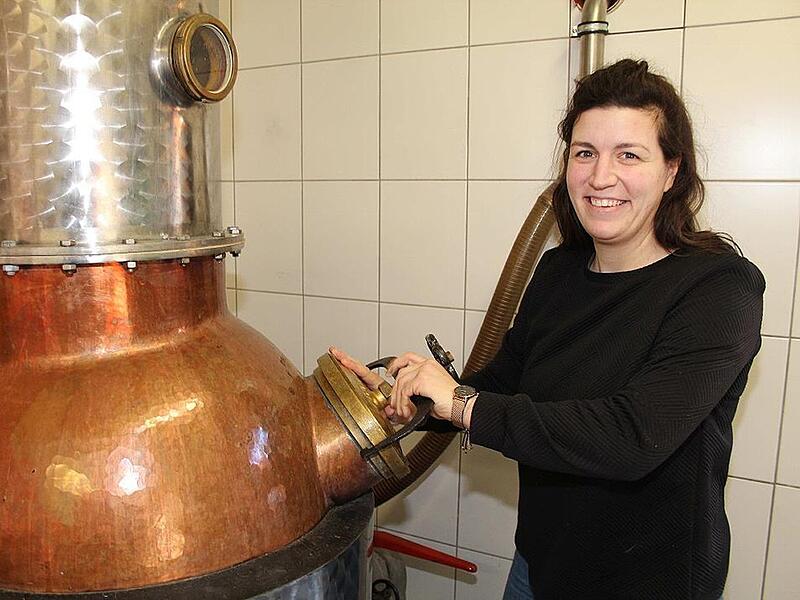 An der Brennblase ist Denise Meyer, die erste Deutsche Destillatsprinzessin, in ihrem Element. Wenn es darum geht Edelbr&auml;nde zu erstellen, macht der Handwerksmeisterin so schnell niemand etwas vor.