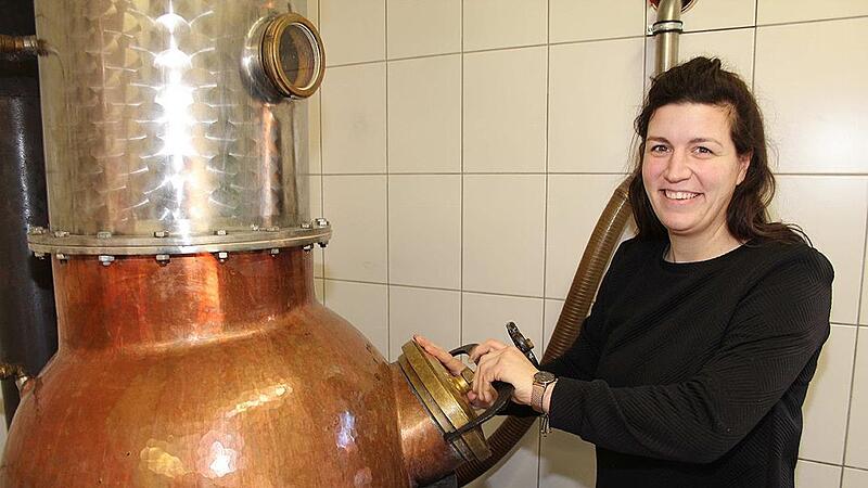 An der Brennblase ist Denise Meyer, die erste Deutsche Destillatsprinzessin, in ihrem Element. Wenn es darum geht Edelbr&auml;nde zu erstellen, macht der Handwerksmeisterin so schnell niemand etwas vor.