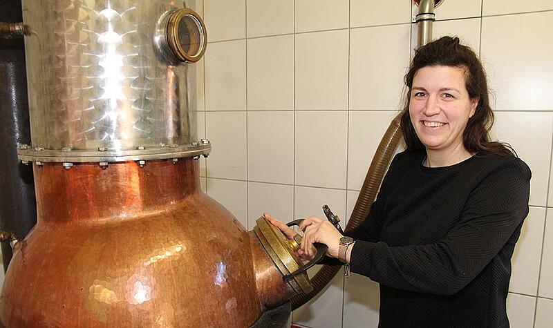 An der Brennblase ist Denise Meyer, die erste Deutsche Destillatsprinzessin, in ihrem Element. Wenn es darum geht Edelbr&auml;nde zu erstellen, macht der Handwerksmeisterin so schnell niemand etwas vor.