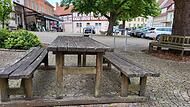 Ziemlich in die Jahre gekommen sind die B&auml;nke am Anger. Die B&auml;nke sollen ausgetauscht werden.