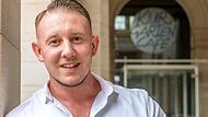 Gastronom Florian H&ouml;hn hat  seine Bar  seine Bar in der Spargasse geschlossen. Unser Bild zeigt ihn vor dem Kurgarten-Caf&eacute;, in dem er 2022 ein halbes Jahr der Betreiber war.
