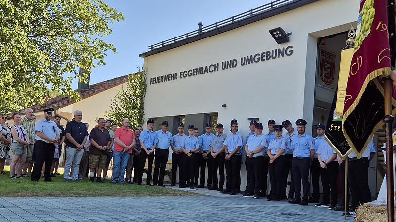 Bei der Segnung des Feuerwehrhauses der Feuerwehr Eggenbach und Umgebung. Bei der Segnung des Feuerwehrhauses der Feuerwehr Eggenbach und Umgebung.