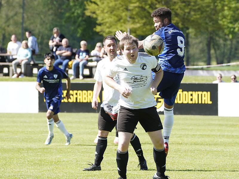 Tobias Hofmann (wei&szlig;), hier in der vergangenen Saison im Trikot der ehemaligen SG Heldritt/Bad Rodach, zieht ein Zwischenfazit der aktuellen Saison.