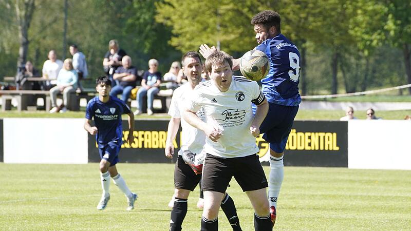 Tobias Hofmann (wei&szlig;), hier in der vergangenen Saison im Trikot der ehemaligen SG Heldritt/Bad Rodach, zieht ein Zwischenfazit der aktuellen Saison.