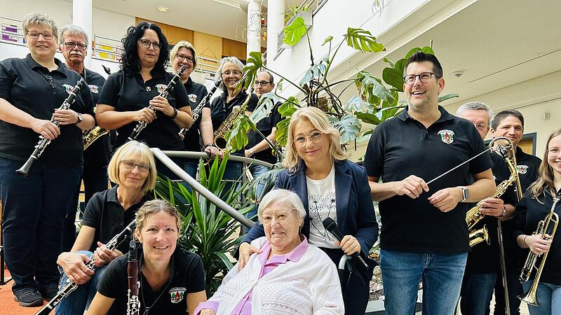 Bewohnerin Kathinka Ott, Heimleiterin Andrea Schlegel und Chefdirigent Andreas Friesner (v. l. in der Bildmitte) freuen sich mit den Musikern des Blasorchesters „Klangfusion“ über das gelungene Livekonzert. Bewohnerin Kathinka Ott, Heimleiterin Andrea Schlegel und Chefdirigent Andreas Friesner (v. l. in der Bildmitte) freuen sich mit den Musikern des Blasorchesters „Klangfusion“ über das gelungene Livekonzert.