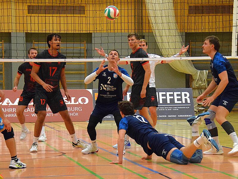Bastian Zobel (Nr. 2) ist voll fokussiert auf den Ball und zeigt wie sein Hammelburger Team eine hochkonzentrierte Leistung beim Drittliga-Heimauftakt-Sieg gegen München.