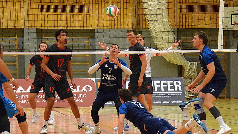 Bastian Zobel (Nr. 2) ist voll fokussiert auf den Ball und zeigt wie sein Hammelburger Team eine hochkonzentrierte Leistung beim Drittliga-Heimauftakt-Sieg gegen München.