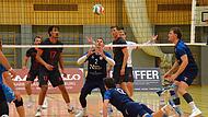 Bastian Zobel (Nr. 2) ist voll fokussiert auf den Ball und zeigt wie sein Hammelburger Team eine hochkonzentrierte Leistung beim Drittliga-Heimauftakt-Sieg gegen München.