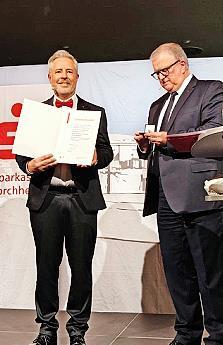 Stefan Pro&szlig;er (r.) &uuml;berreicht die Medaille an Harald Reinsch.