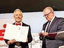 Stefan Pro&szlig;er (r.) &uuml;berreicht die Medaille an Harald Reinsch.