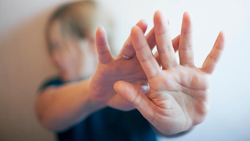 Weil er seine Ehefrau bedroht, geschlagen und gew&uuml;rgt haben sollt(Symbolfoto) und ihren neuen Partner schwer verletzte, muss sich ab diesem Freitag ein Mann aus dem Landkreis Kitzingen vor dem Landgericht W&uuml;rzburg verantworten.